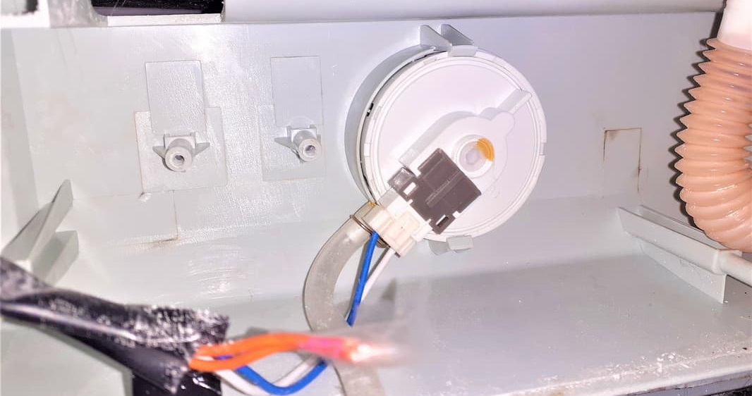 odpojte napájecí kabel od systému Aquastop v pánvi PMM