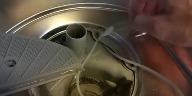 vložte gumový pásek filtru pro následnou instalaci
