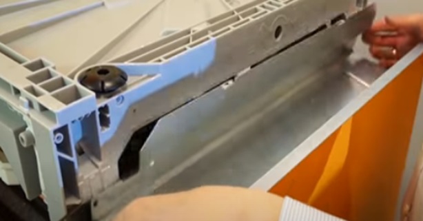 vyjměte spodní falešný panel PMM