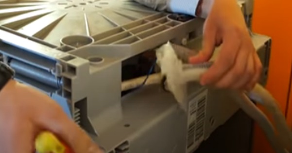 demontujte montážní panel pro vypouštěcí a vstupní hadice PMM