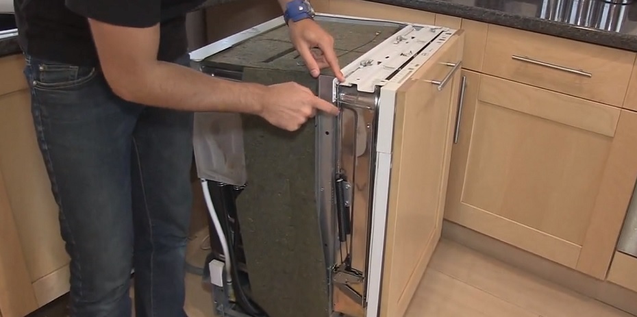 odstráňte zvukotesný materiál z bočných stien PMM