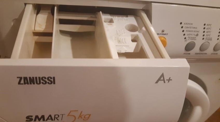 účel všech přihrádek podnosu pračky Zanussi