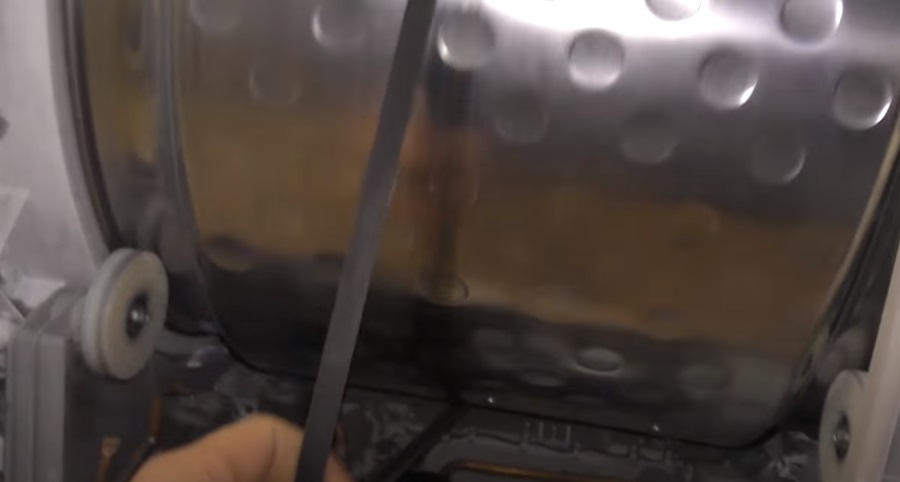 zatlačte nový pás a protáhněte ho válečkem