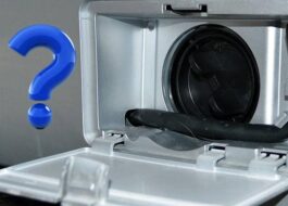Jak otevřít odtokový kryt ve spodní části pračky