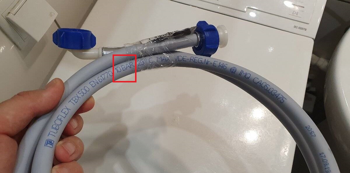 jaký tlak vydrží přívodní hadice pračky?
