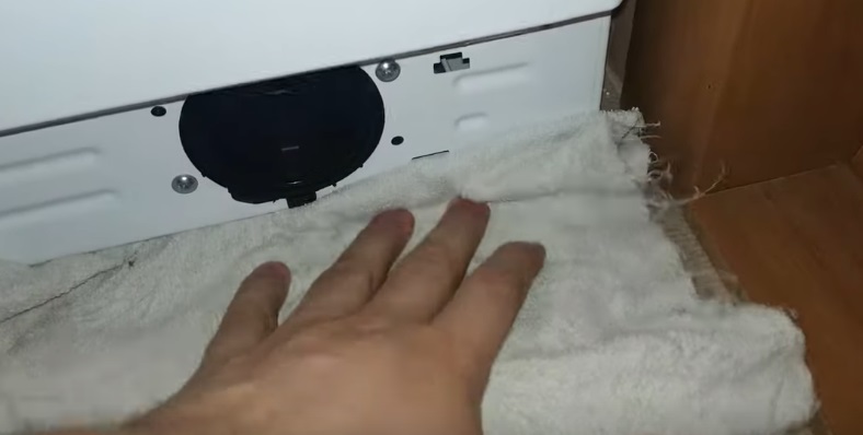 umístěte hadřík do blízkosti zátky filtru