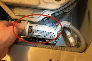 Jak vyčistit filtr v pračce Electrolux s horním plněním