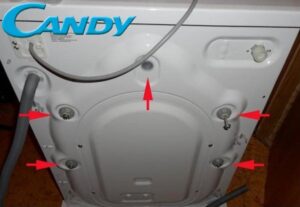 Kde jsou přepravní šrouby na pračce Candy?