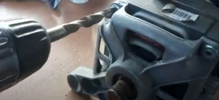 vyvrtejte držák motoru