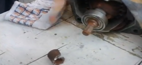 utáhněte řemenici motoru