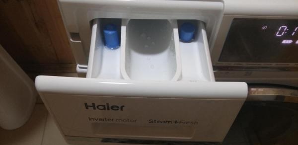 Zásobník na stroj Haier se třemi přihrádkami